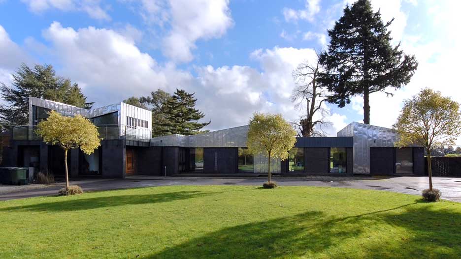 The View of Stainless Steel Wrap House with Two Levels (Image Courtesy Archinect Firms)
