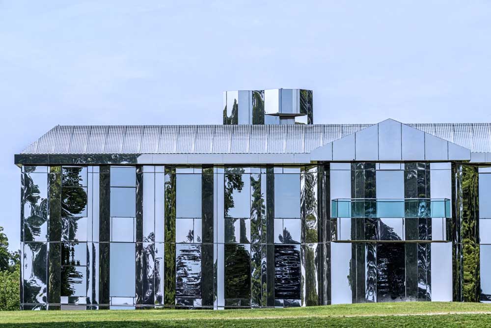 Mirror Polished 304L Stainless Steel Sheets Clad on the Exterior of FRAC Ile-de-France Arts Centre (Photo Courtesy of CONSTRUIRACIER 2025)