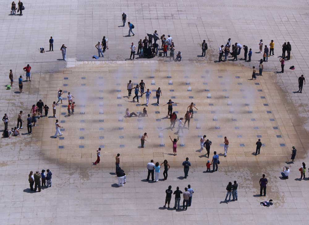 People Cooling Down at the Fountain in front of Monumento a la Revolución Mexicana (Photo Courtesy of Yucatan Magazine 2023)