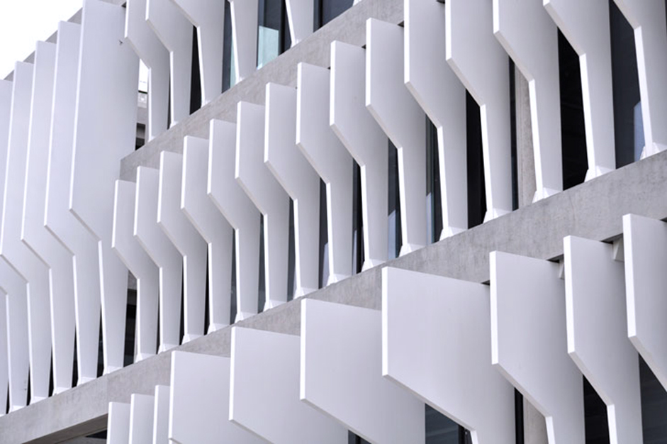 La Vela Façade Made up of 20 Different Sizes of Brise-soleils (Photo Courtesy of Grupo Tecma Red 2015)