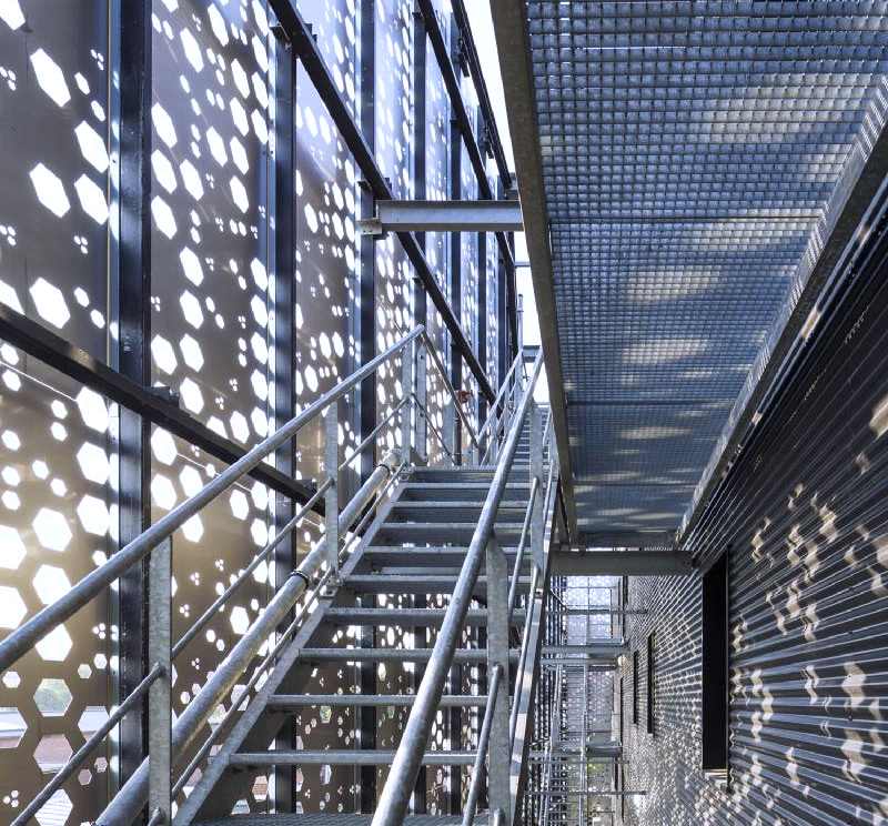 The Perforation of the Mesh Acting as the Solar Filter of Archives Départementales du Nord – Lille (Phtoto Courtesy of Zigzag Architecture)